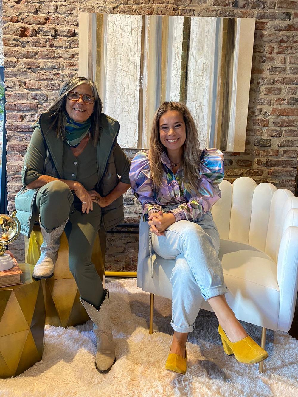 Lilian, dueña de Tienda de Banquitos, sentada en el Sillón Angie blanco con patas doradas durante su visita a Casa Ecléctica, La Plata