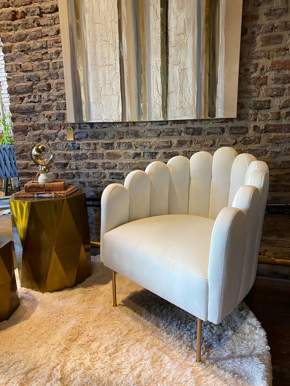 Sillón Angie blanco con respaldo de pétalos y patas doradas en Casa Ecléctica, La Plata
