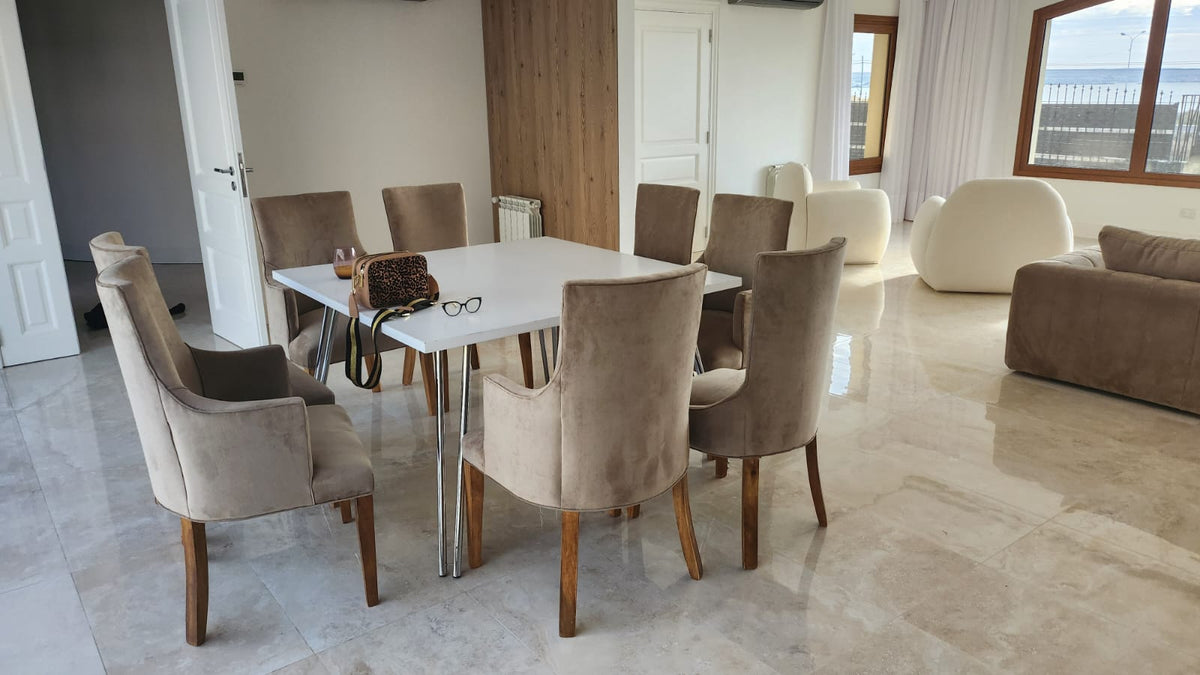 Comedor de la casa de Dani en Puerto Madryn con Sillas Amelia en tono arena alrededor de una mesa blanca
