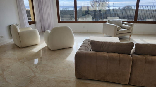 Sillones Cabsha en bouclé crema, Sillón Bambú y el sofá esquinero a medida de respaldo acanalado en el living de la casa de Dani en Puerto Madryn