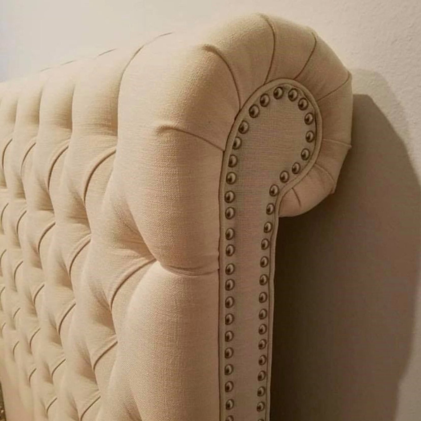 Respaldo de cama Chesterfield capitoné en crema – Tienda de Banquitos