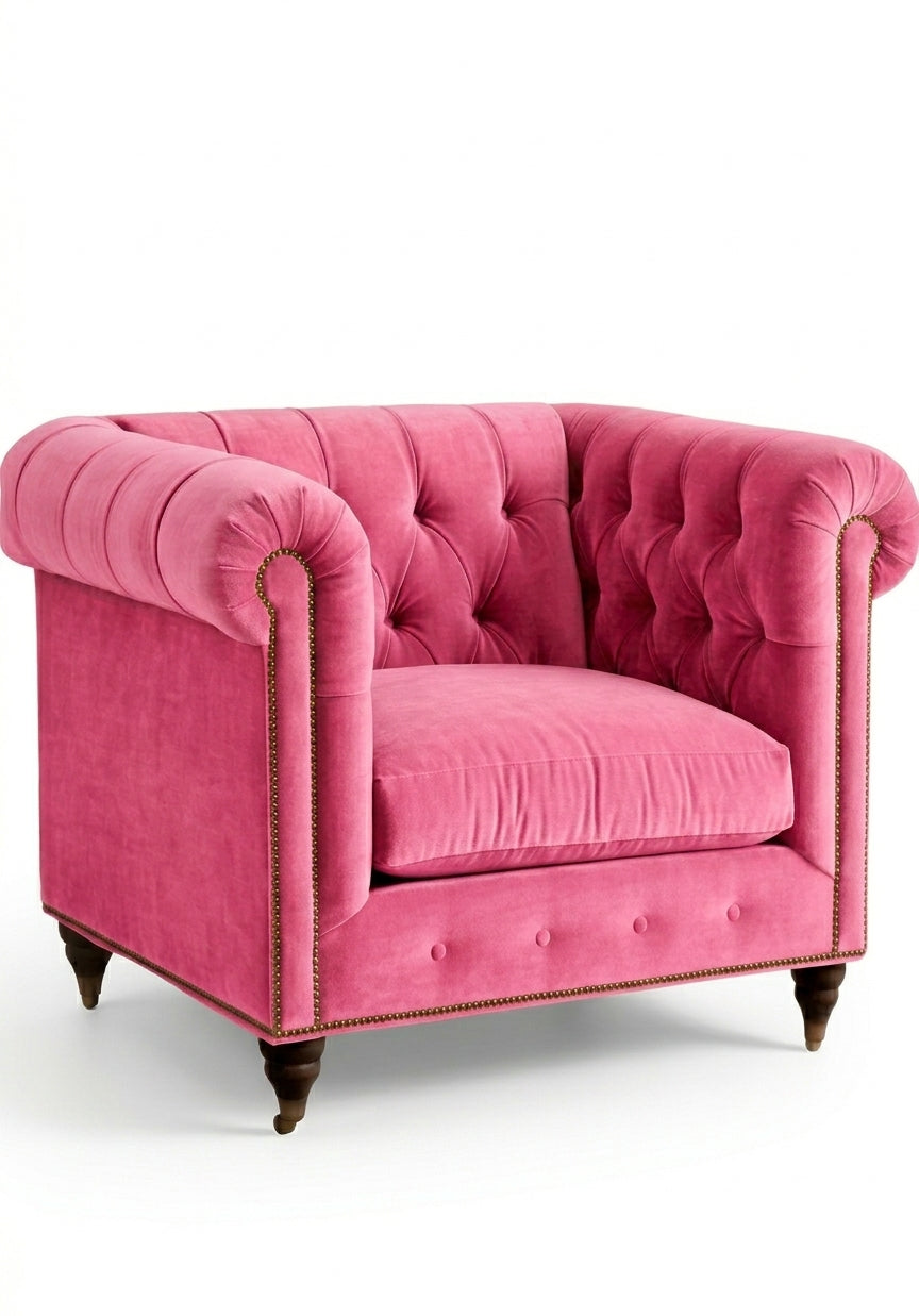 Sillón de un cuerpo Chesterfield color Chicle en pana antimanchas importada, el clásico diseño inglés firme con detalle de tachas — el clásico de siempre para un living con personalidad. Hecho a medida por Tienda de Banquitos.