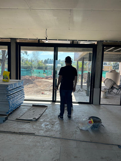 Ventanales del salón del Club House del Country Área 60 en obra, con vista al parque