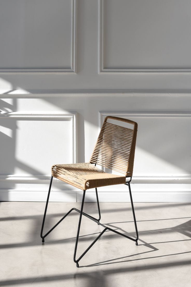 Silla Raíz de hierro con asiento y respaldo tejidos en yute, parte del combo de 2 sillas en stock con entrega inmediata