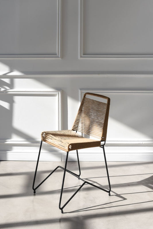 Silla Raíz de hierro con asiento y respaldo tejidos en yute, parte del combo de 2 sillas en stock con entrega inmediata