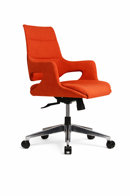 Silla Meeting Cosmos Advance tapizada en color naranja, con respaldo ergonómico, apoyabrazos integrados y base giratoria metálica con ruedas, ideal para oficina o sala de reuniones.