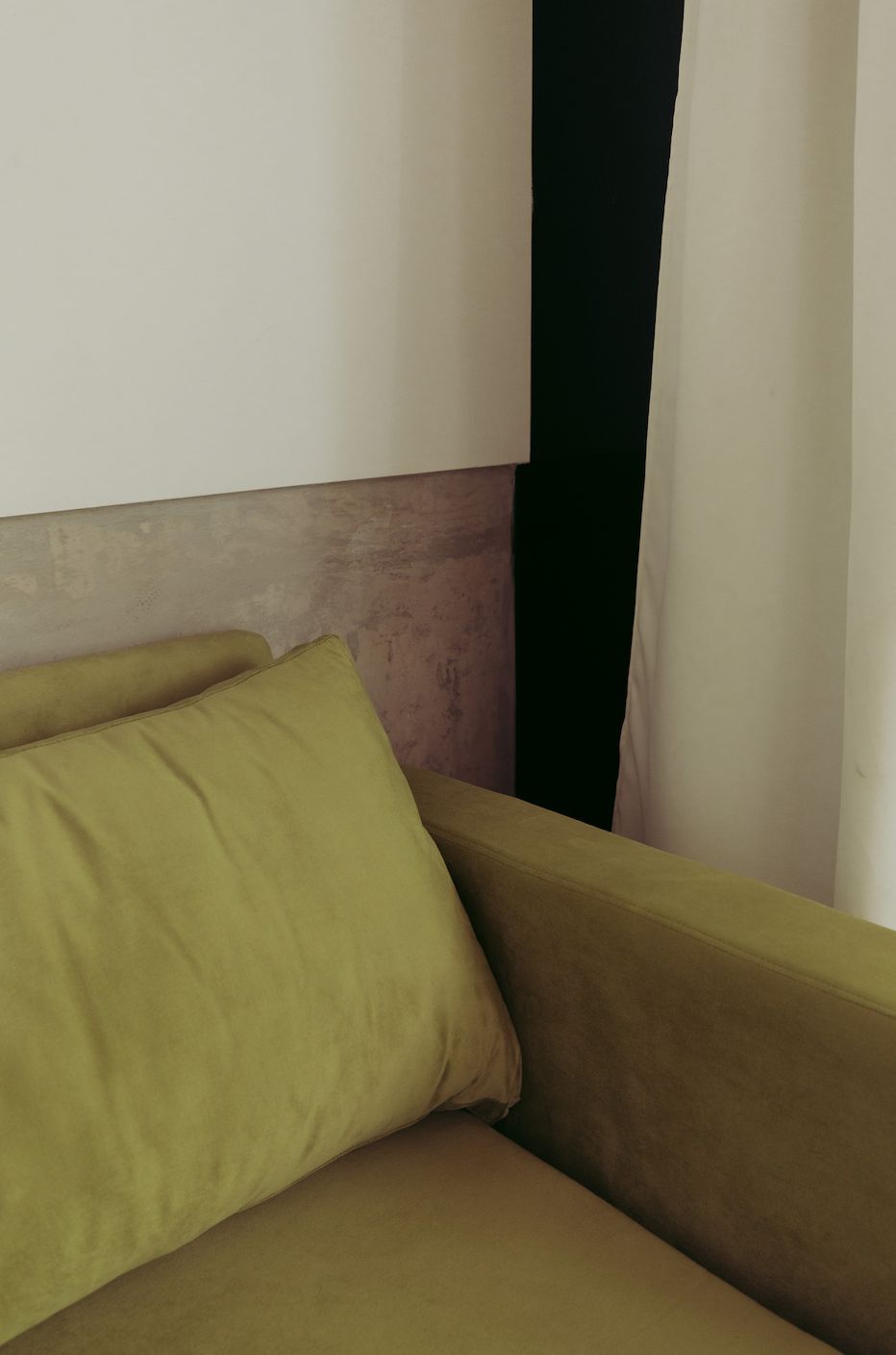 Detalle de un almohadón de terciopelo verde del Sillón Esquinero Richard