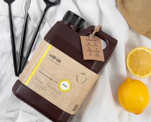 Bidón de 2 litros de Detergente Refill Lab con franja amarilla, limones y cepillos de cocina