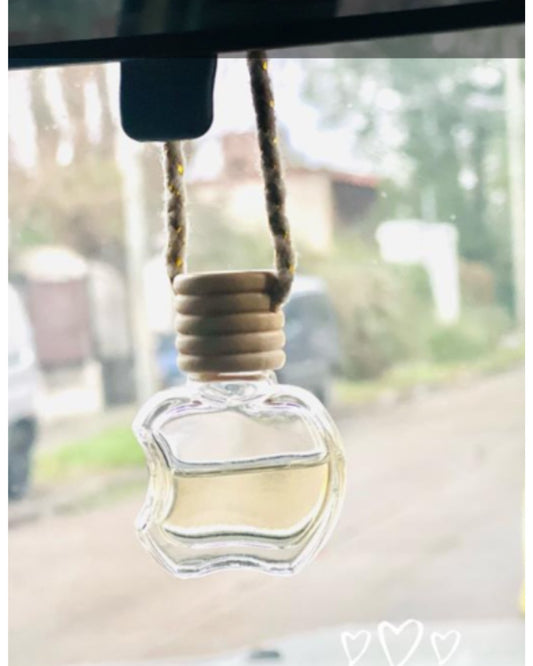 Difusor para auto Ride Senses con fragancia Santal Fever colgado del espejo retrovisor
