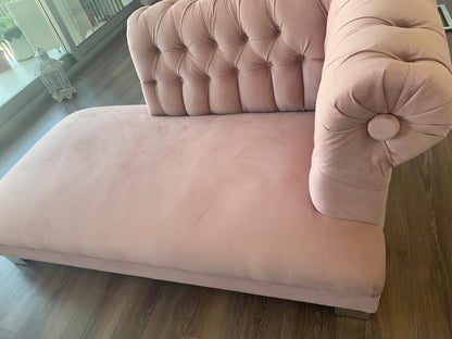 Diván rosa a medida con capitoné en el respaldo y brazo enrollado estilo Chesterfield con botón, en el living de Melisa