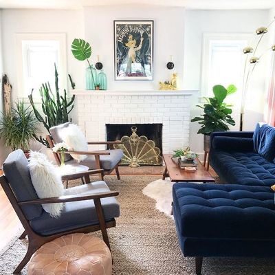 Sofá azul marino en living con chimenea y parquet – Tienda de Banquitos Argentina