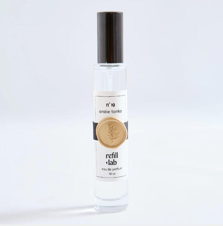 Frasco de 50 ml de Eau de Parfum Árabe Tonka Refill Lab n.º 19 con tapa negra, de frente