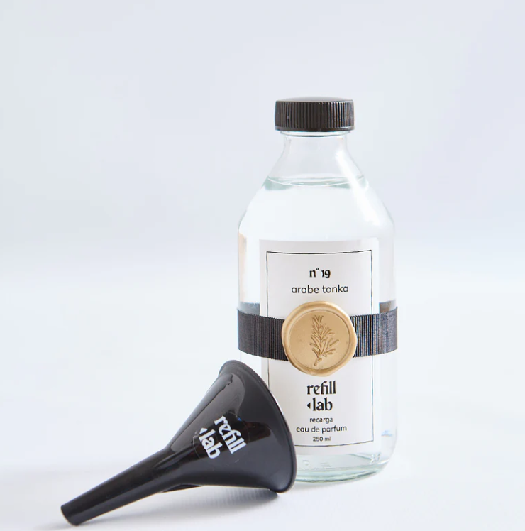 Recarga de 250 ml de Árabe Tonka Refill Lab con embudo negro, sobre fondo blanco