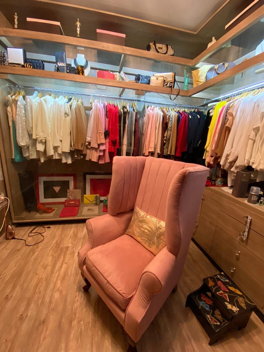 Sillón wingback rosa en walking closet con zapatero – Tienda de Banquitos Argentina