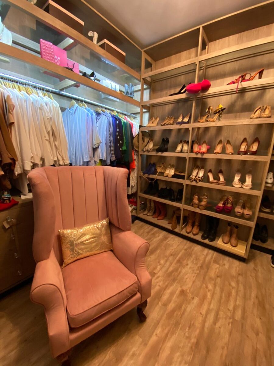 Sillón wingback rosa en walking closet detalle – Tienda de Banquitos Argentina