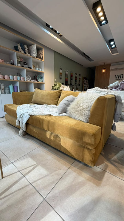 Vista lateral del sillón Elton de 2 metros en pana antimanchas color gamuza con almohadones de respaldo