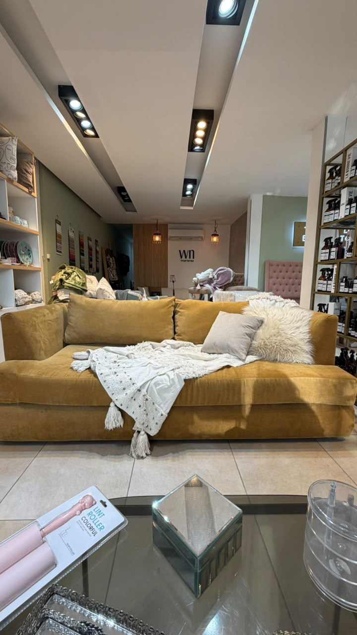 Sillón Elton de 2 metros en pana gamuza visto de frente en el local de Tienda de Banquitos en Palermo