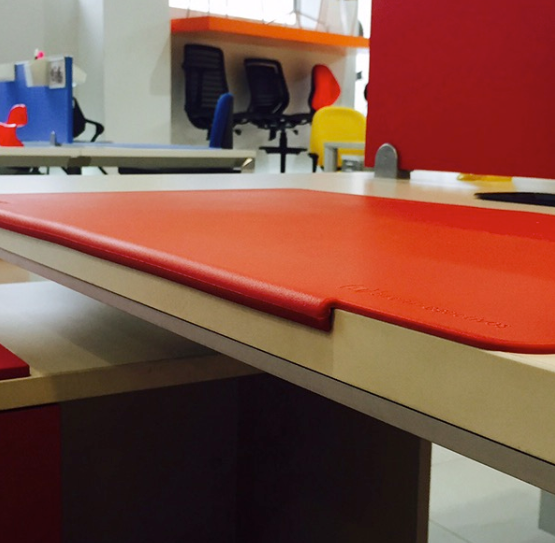 Fabricados con polímeros flexibles y con borde frontal curvado para una mejor adaptación al escritorio.