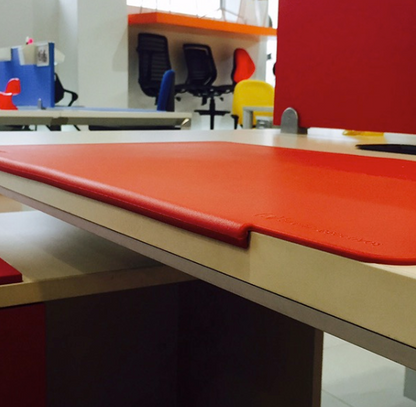 Fabricados con polímeros flexibles y con borde frontal curvado para una mejor adaptación al escritorio.