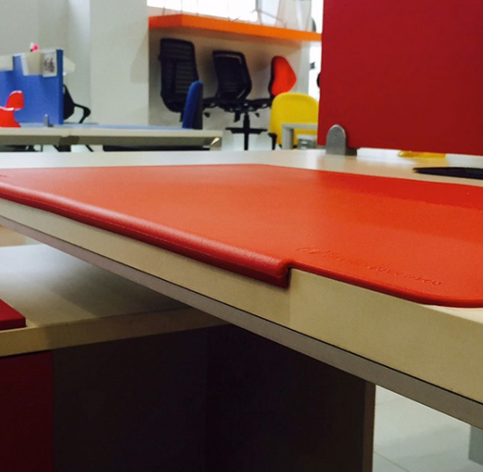 Fabricados con polímeros flexibles y con borde frontal curvado para una mejor adaptación al escritorio.