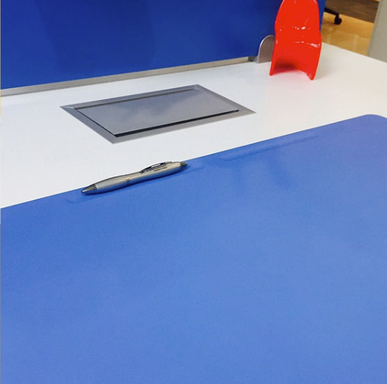 Fabricados con polímeros flexibles y con borde frontal curvado para una mejor adaptación al escritorio.