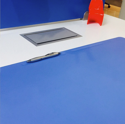 Fabricados con polímeros flexibles y con borde frontal curvado para una mejor adaptación al escritorio.