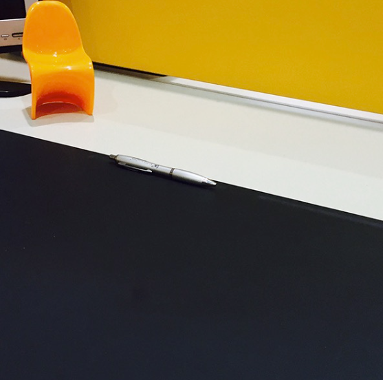 Fabricados con polímeros flexibles y con borde frontal curvado para una mejor adaptación al escritorio.
