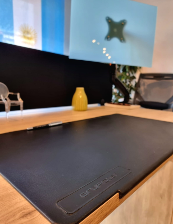 Fabricados con polímeros flexibles y con borde frontal curvado para una mejor adaptación al escritorio