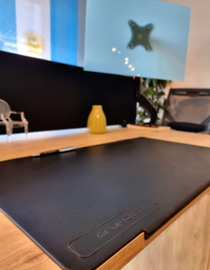 Fabricados con polímeros flexibles y con borde frontal curvado para una mejor adaptación al escritorio