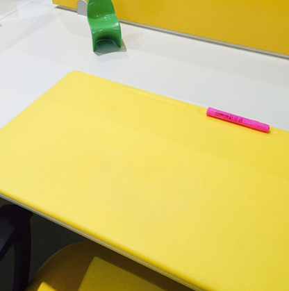 Fabricados con polímeros flexibles y con borde frontal curvado para una mejor adaptación al escritorio.