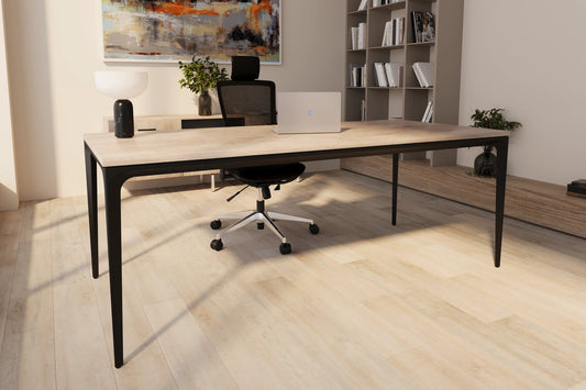 Escritorio gerencial Eter de Archivos Activos con tapa de madera clara y patas negras finas, en un despacho