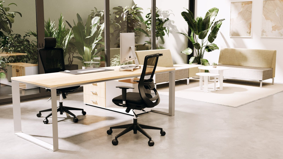 Escritorio gerencial Zen Luxury de Archivos Activos con tapa clara, pata de marco cerrado y cajonera, en un despacho luminoso
