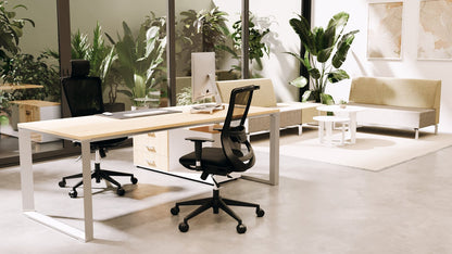 Escritorio gerencial Zen Luxury de Archivos Activos con tapa clara, pata de marco cerrado y cajonera, en un despacho luminoso