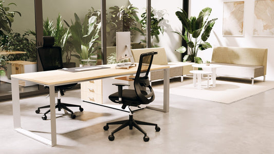 Escritorio gerencial Zen Luxury de Archivos Activos con tapa clara, pata de marco cerrado y cajonera, en un despacho luminoso