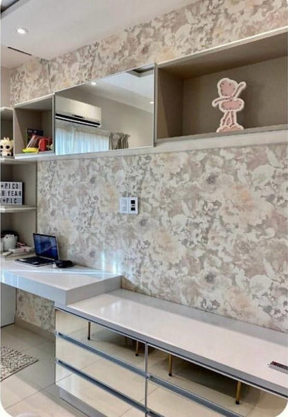 Escritorio a medida con empapelado floral en la habitación juvenil del proyecto de la Arq. Natalia Albert