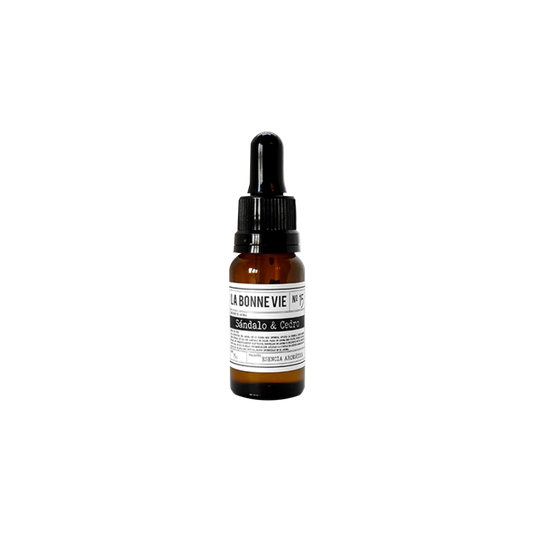 Esencia aromática La Bonne Vie de 15 ml, aroma N°15 Sándalo y Cedro, en gotero ámbar sobre fondo negro
