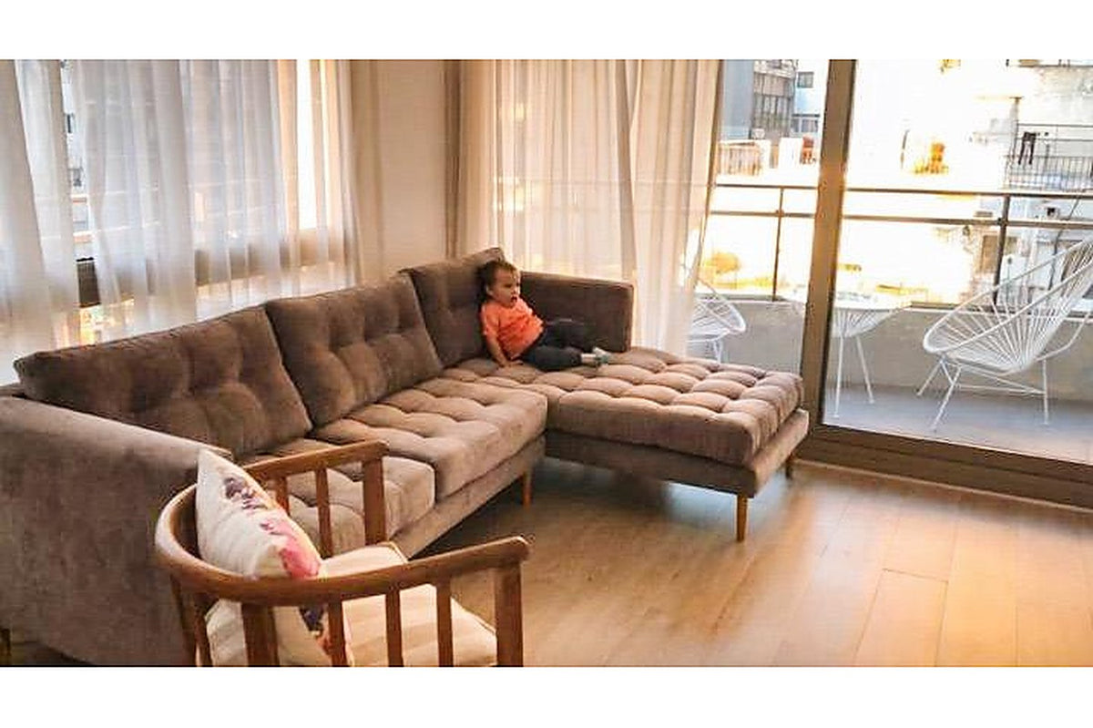 Esquinero Bambú en pana antimanchas color tabaco, con botoné en asiento, chaise y almohadones de respaldo, en el living de Simon en Jujuy