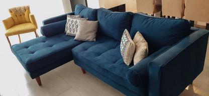 Esquinero Bambú azul con chaise, almohadones cilíndricos y asiento capitoné, junto a una butaca amarilla