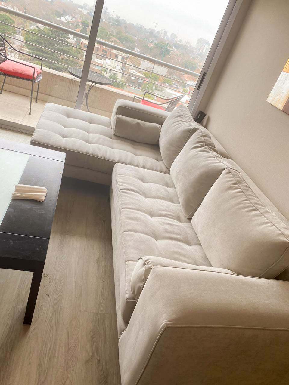 Vista desde arriba del Esquinero Bambú beige de Brenda, con el chaise junto al ventanal del balcón