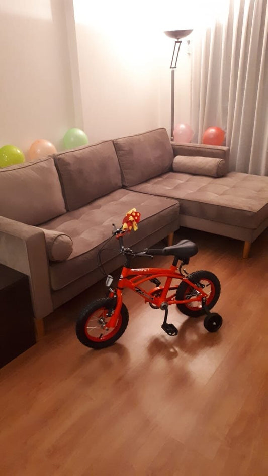 Esquinero Bambú en visón con asiento botoné, chaise longue, almohadones cilíndricos y patas de madera, en el living familiar de Bianca