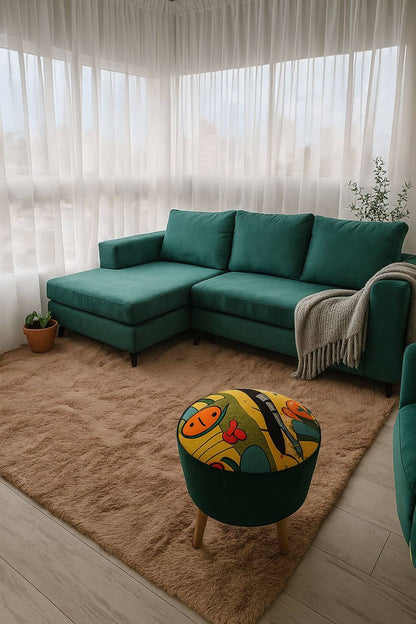 Esquinero Bélgica en verde esmeralda con patas de madera, en el living de Belén