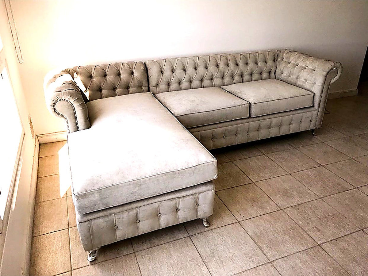 Esquinero Chesterfield beige de María Martha, visto desde el frente en su living