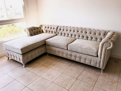 Vista lateral del Esquinero Chesterfield beige de María Martha, con brazo enrollado, tachas y patas plateadas