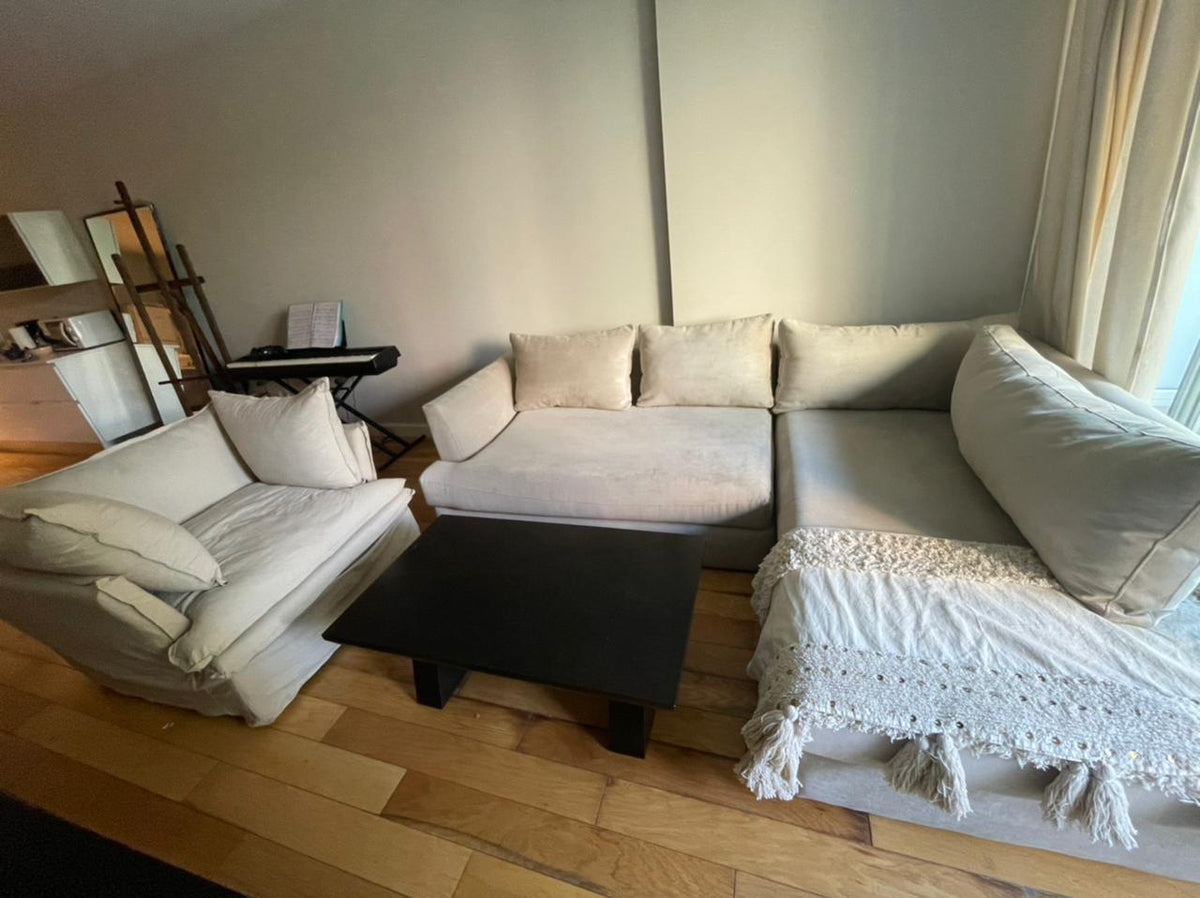Esquinero Elton crudo y Sillón Comfy enfundado alrededor de una mesa ratona negra, en el living de Valen