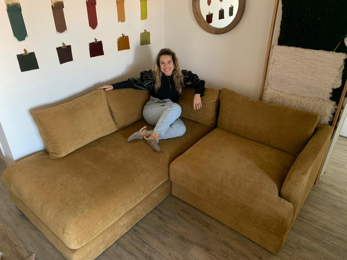 Esquinero Elton en pana mostaza en uno de los primeros showrooms de Tienda de Banquitos en Palermo, con muestras de pana colgadas en la pared