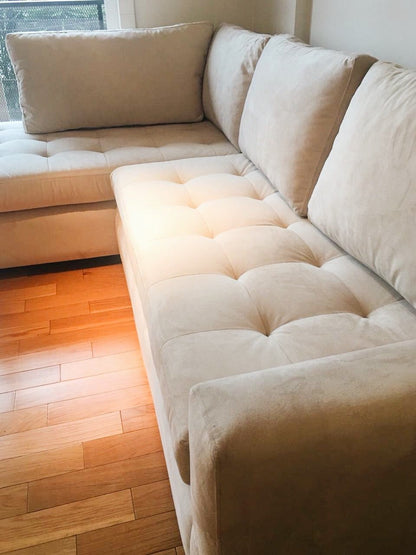 Detalle del asiento botoné del Esquinero Vagh beige de Karina