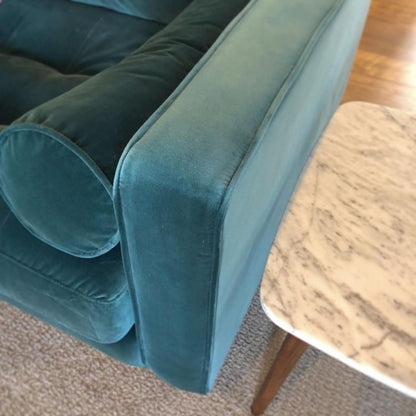 Sofá teal bebé velvet en living elegante detalle – Tienda de Banquitos Argentina