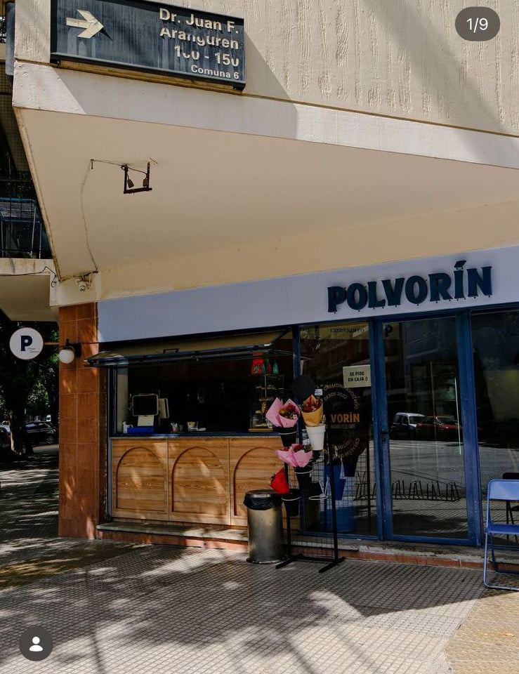 Fachada de Café Polvorín en Parque Chacabuco, Buenos Aires