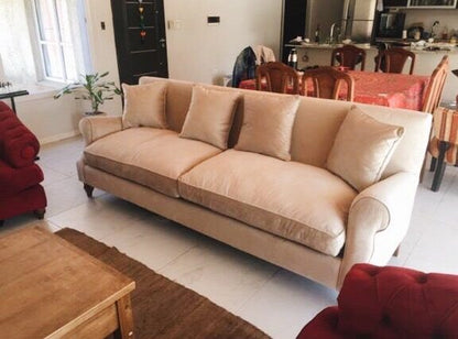 Sofá beige clásico en living con sillones rojos y piso cerámico – Tienda de Banquitos Argentina