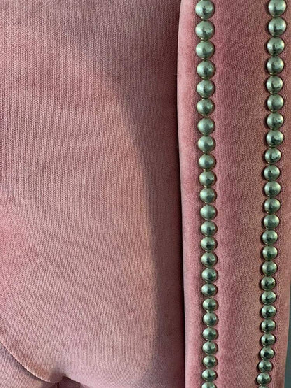 Cabecera rosa tufted con tachas pátina verde en dormitorio – Tienda de Banquitos Argentina